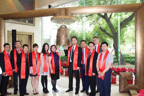 ROYAL皇家88董事长黄青锋和创始人龙平芳携一干人等合影