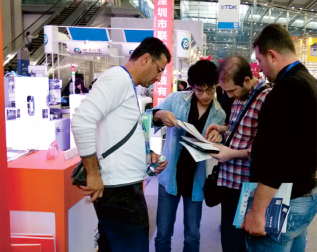 广州琶洲国际会展中心ROYAL皇家88外贸工作人员和客户交谈