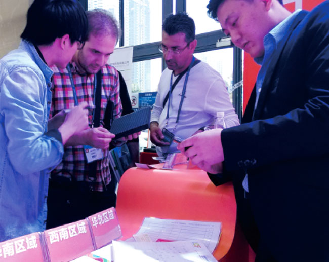 广州琶洲国际会展中心B区ROYAL皇家88工作人员与前来参观朋友交谈