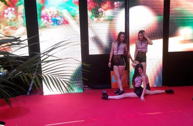 2014年中国国际光电博览会ROYAL皇家88现场美女节目