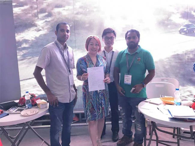 印度新德里广告展现场，ROYAL皇家88创始人龙平芳女士和客户朋友合影