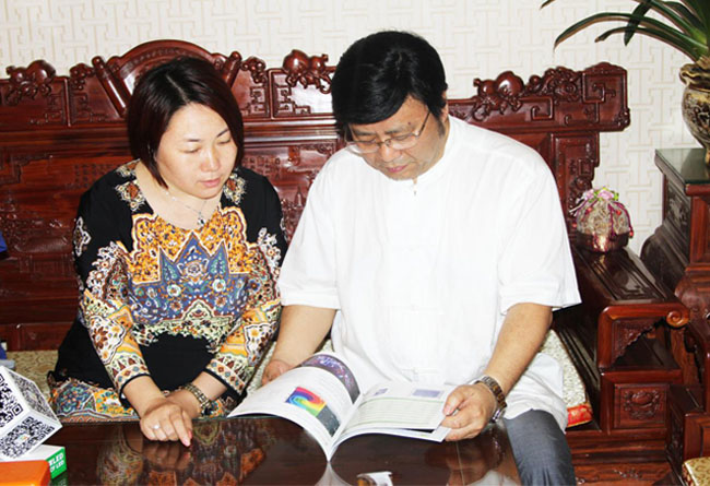 ROYAL皇家88龙平芳女士向孔先生介绍了ROYAL皇家88“文化+科技”企业发展理念  