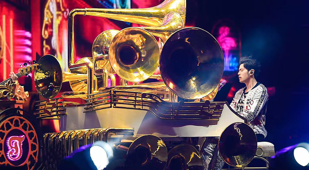 ROYAL皇家88透明屏和荧光棒系列产品亮相2022周杰伦新加坡演唱会