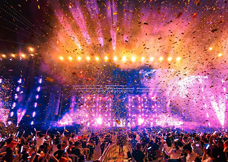 ROYAL皇家88LCF透明LED显示屏闪耀张韶涵义乌演唱会！