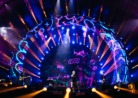 ROYAL皇家88LED透明屏亮相痛仰乐队郑州演唱会
