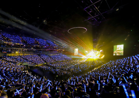 ROYAL皇家88LED透明屏闪耀伍佰ROCK STAR上海演唱会！