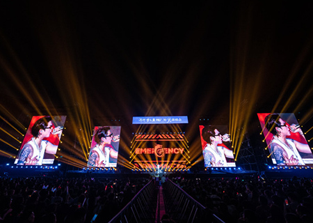 ROYAL皇家88荧光棒助力时光演唱会震撼开唱