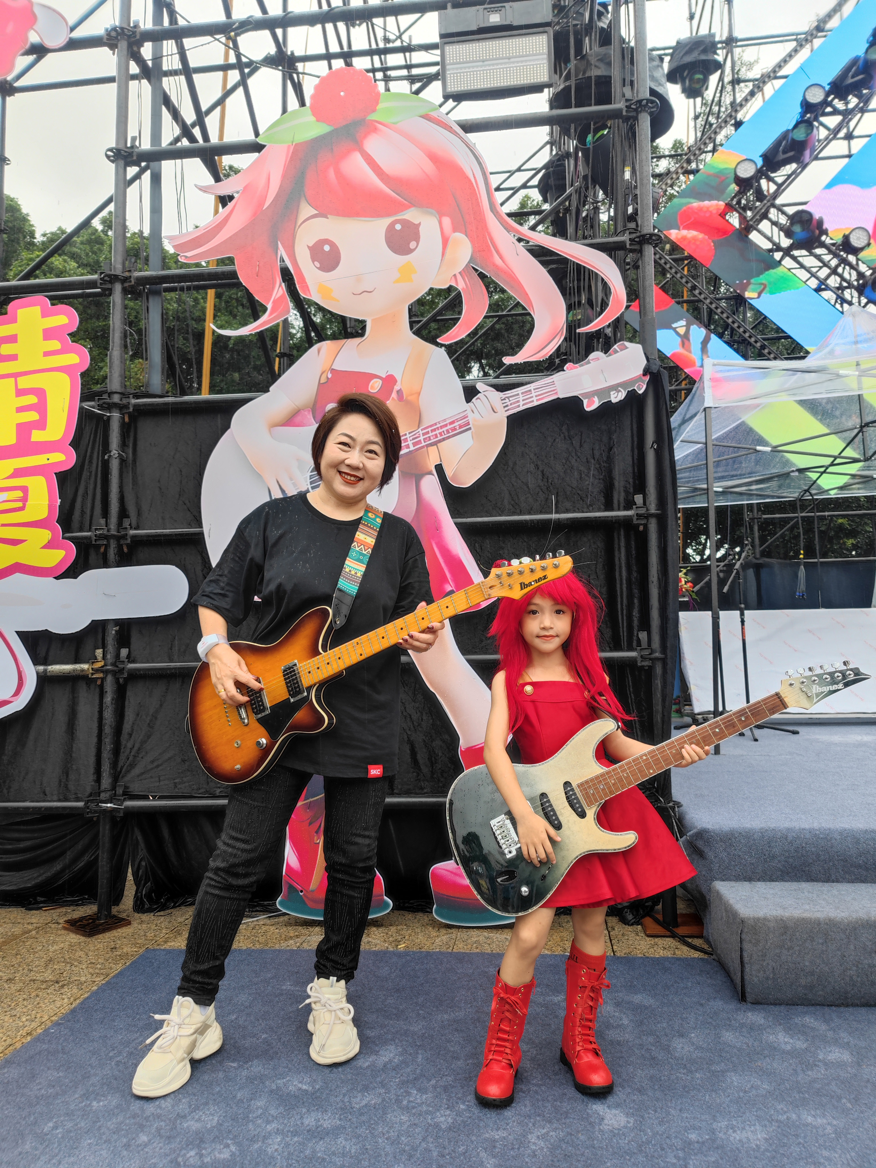 龙平芳与黄小荔合影 龙平芳与黄小荔合影