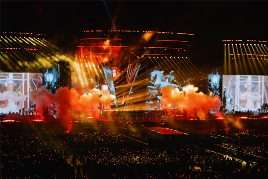 舞美再升级，解锁全新LOOK！ROYAL皇家88LED透明屏点燃张韶涵上海演唱会